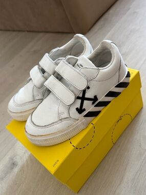 Off-White White Kids Velcro Sneakers with Black Arrow & Stripes